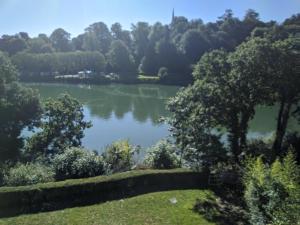 een uitzicht op een meer vanuit een tuin bij Appartement entier, vue sur rivière & cathédrale. in Plouguiel