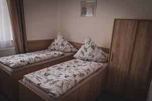 Säng eller sängar i ett rum på Hotel Apartment Faraon