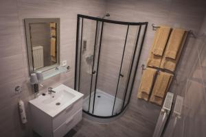Baðherbergi á Hotel Apartment Faraon