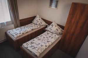 Rúm í herbergi á Hotel Apartment Faraon