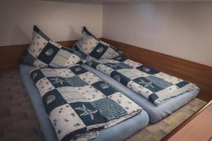 Rúm í herbergi á Hotel Apartment Faraon