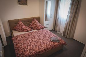 Rúm í herbergi á Hotel Apartment Faraon