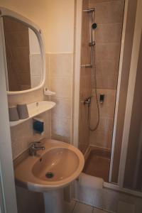 Baðherbergi á Hotel Apartment Faraon