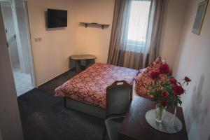 Rúm í herbergi á Hotel Apartment Faraon