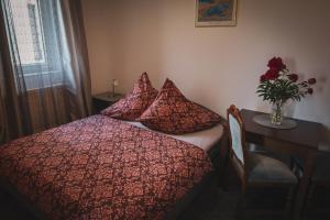 Rúm í herbergi á Hotel Apartment Faraon