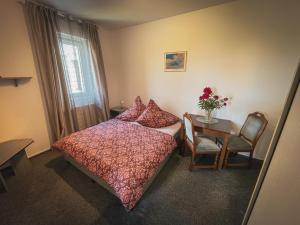 Rúm í herbergi á Hotel Apartment Faraon