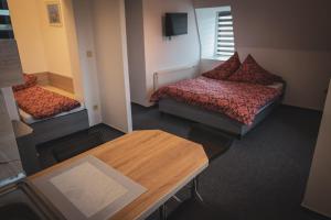 Rúm í herbergi á Hotel Apartment Faraon
