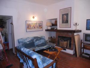 a living room with a couch and a fireplace at Casale di montagna in Cansano