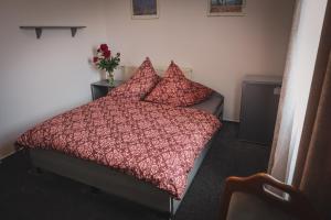 Rúm í herbergi á Hotel Apartment Faraon