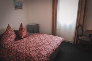 Rúm í herbergi á Hotel Apartment Faraon
