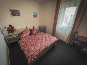 Rúm í herbergi á Hotel Apartment Faraon