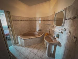 Baðherbergi á Hotel Apartment Faraon