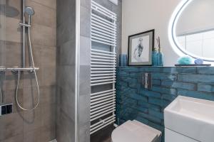 łazienka z prysznicem, toaletą i umywalką w obiekcie Apartament Słoneczny - Młyn Maria - Art Apartments we Wrocławiu