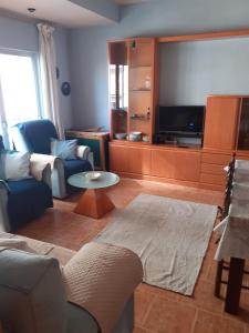 TV a/nebo společenská místnost v ubytování Piso centrico en urbanización frente al mar