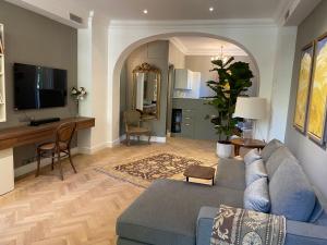 un soggiorno con divano blu e TV di Villa Amara ad Aix en Provence
