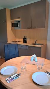Kuchnia lub aneks kuchenny w obiekcie Appartement Zirkl / Haus Gloria
