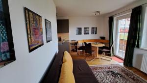 salon z kanapą i stołem w obiekcie Appartement Zirkl / Haus Gloria w mieście Haus im Ennstal