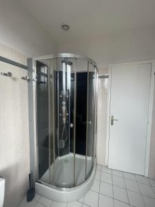 eine Dusche mit Glastür im Bad in der Unterkunft LAYTON - A 2 min de la plage, du sillon et d'Intra muros ! in Saint-Malo