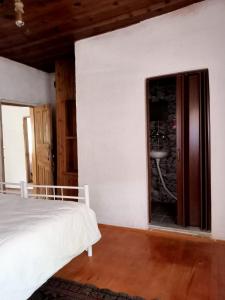 1 dormitorio con cama y ventana en Salda Gölü Koca Kapı Konaklama, en Yeşilova