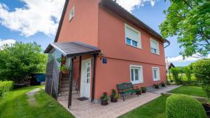 Vonkajšia záhrada v ubytovaní Apartman Ris Gorski Kotar Crni Lug