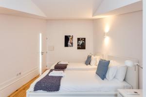 מיטה או מיטות בחדר ב-Almada Luxurious Duplex by DA'HOME