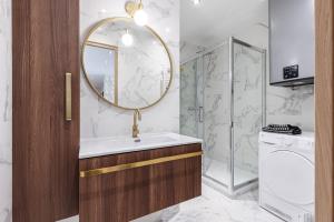 une salle de bain avec un lavabo et un miroir dans l'établissement LA CASA REINE JEANNE- CENTRAL prés de la gare - WIFI - PARKING - Neuf ET CONFORT, à Nice 37 autres photos