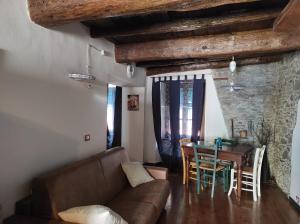 sala de estar con sofá y mesa en Antico Borgo, en Brugnato