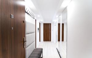 einen Korridor eines Krankenhauses mit Tür und Treppe in der Unterkunft Apartament Horyzont 3 Mariańska in Polanica-Zdrój
