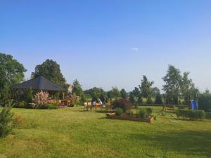 ogród z altaną w środku pola w obiekcie Pensjonat Ślepowron w mieście Międzywodzie