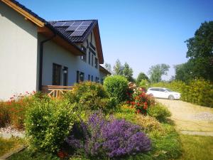 ミエンジボジェにあるPensjonat Ślepowronの屋根に太陽光パネルを敷いた家