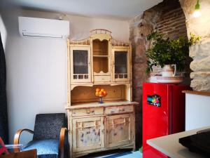 een keuken met een houten kast en een rode koelkast bij Cres B studio apartman in Cres