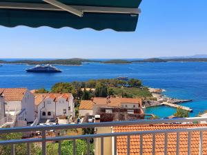 - Balcón con vistas al agua y al barco en NatasaHvar, en Hvar