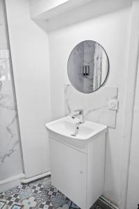 瓦朗西納的住宿－* Lasuite #1 BLUE *，白色的浴室设有水槽和镜子