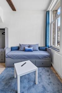 瓦朗西納的住宿－* Lasuite #1 BLUE *，客厅配有床和桌子