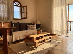 uma sala de estar com um sofá e uma mesa de centro em A Place of Philoxenia em Aíyira