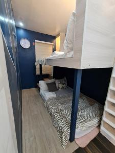 ein kleines Zimmer mit einem Etagenbett und einer Uhr in der Unterkunft MC RESIDENCES in General Santos + 7 Fotos