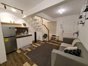 ein Wohnzimmer mit Sofa und eine Küche in der Unterkunft MC RESIDENCES in General Santos