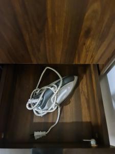 Eine Computermaus liegt auf einem Holzschrank. in der Unterkunft MC RESIDENCES in General Santos
