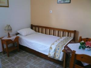 En eller flere senge i et værelse på Liossis Rooms & Apartments