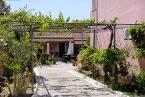 Κήπος έξω από το Mouzakitis Apartments 3
