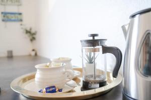 Příslušenství pro přípravu čaje a kávy v ubytování Studio apartment in the heart of Jakobstad