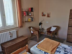 una camera con letto, tavolo e sedie di Casa Valloni a Castiglione Messer Raimondo
