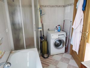 ein Badezimmer mit einer Waschmaschine und einer Waschmaschine in der Unterkunft Casa Valloni in Castiglione Messer Raimondo