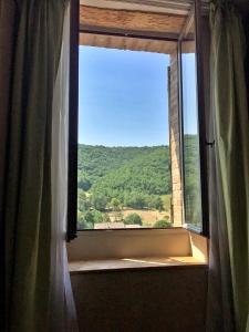 una finestra con vista sulle montagne di L'étape du château a Bruniquel