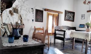 Khámbatha的住宿－Alexis country house in Georgioupoli, for 6 pers 4 km from the beach，客厅配有桌子和钢琴