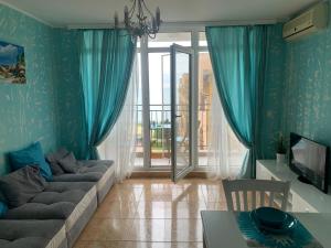 sala de estar con sofá y mesa en Beautiful sea view apartment in Midiya Family Grand Resort, Aheloy en Aheloy