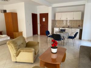 ein Wohnzimmer mit Sofa und Tisch in der Unterkunft Vila Luka in Ohrid + 42 Fotos