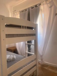 Uma ou mais camas em beliche em um quarto em Residence Gli Oleandri 114