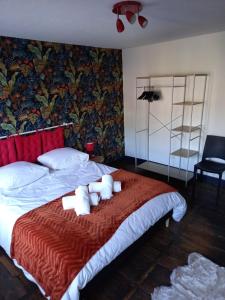 una camera da letto con un letto e due asciugamani di Appartement 3 pièces centre ancien de tulle a Tulle