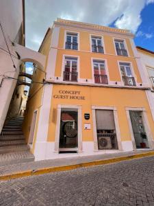 um edifício com um cartaz que lê a casa de hóspedes convertida em Concept Guest House em Elvas